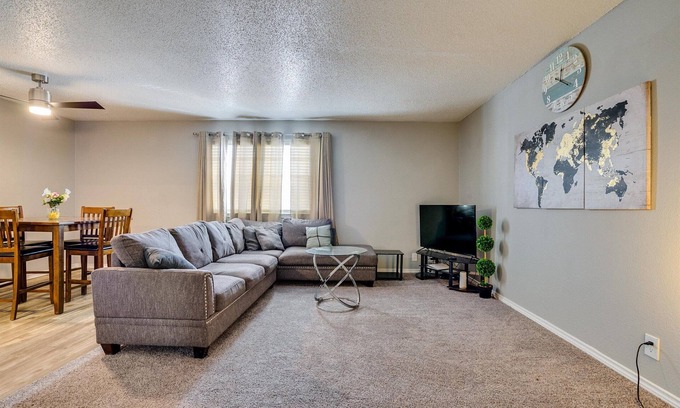 Central Arlington Apartment | Immaculate Hotel with Pool & Parking near AT&T Stadium