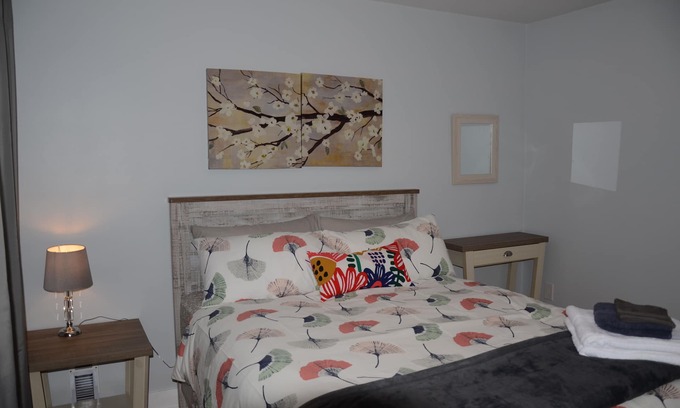 Historic Old Town House | Charming Cottage Retreat in Niagara-on-the-Lake