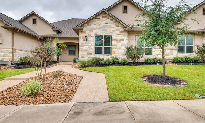 College Station House | Elegant College Station Townhome with Patio & Spa Amenities