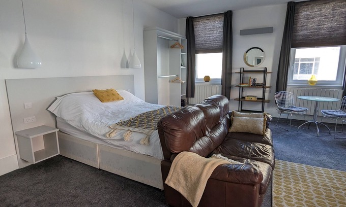 Merthyr Tydfil Apartment | Cozy Apartment on the High Street with Breakfast & Pet Friendly