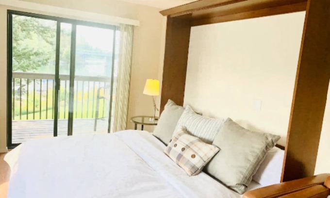 Bigfork Apartment | Relaxing Condo on Flathead Lake with Spa Tub and Kitchen