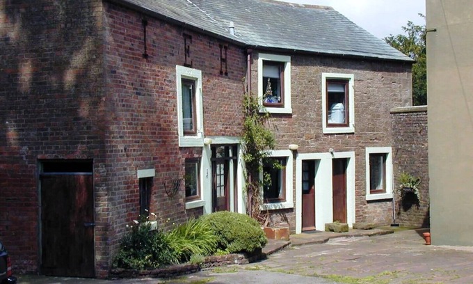 Parsonby Cottage | Cozy Grooms Cottage with Pool and Garden Space - 10/10 Rated