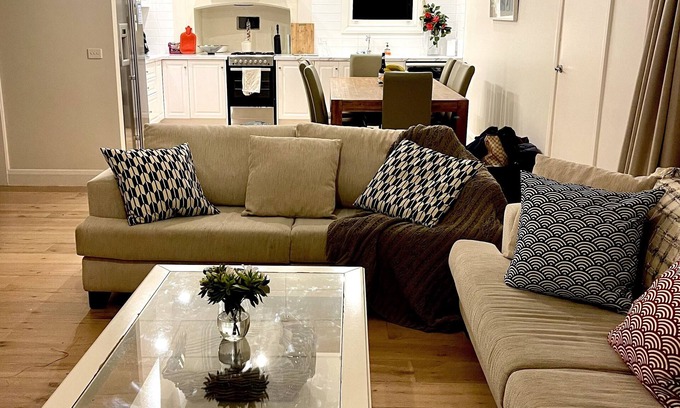 Romsey Cottage | Inviting Cottage with Fireplace, Fire Pit & Breakfast