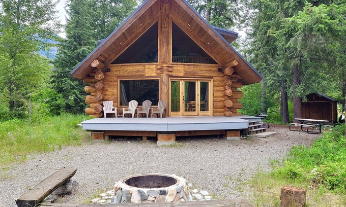 Mazama Cabin | Riverfront Log Home: Guest Rated 10/10 with Breakfast & Kitchen