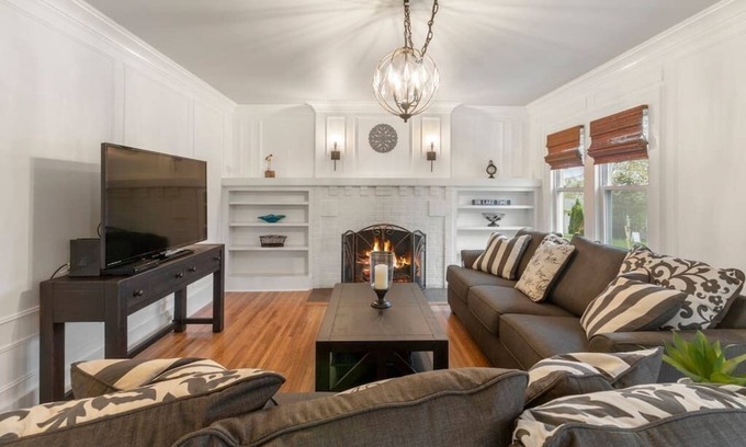 Lake Geneva House | Prime Downtown Baker St Bungalow with Family-Friendly Amenities