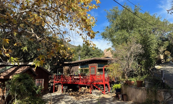 Topanga House | Elegant Topanga House - Kitchen & Steps from the Beach