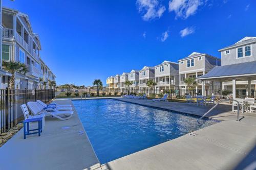 Emerald Isle Apartment | Emerald Isle Oasis: Steps to the Beach with Pool Access