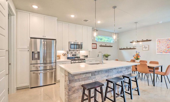 Georgetown House | Inviting Georgetown Home Steps from the Square with Spa Access