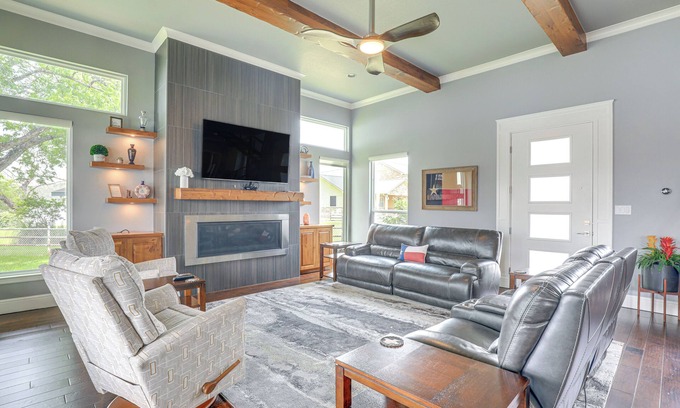 Granbury House | Inviting Granbury Lake House with Hot Tub and Dock Access