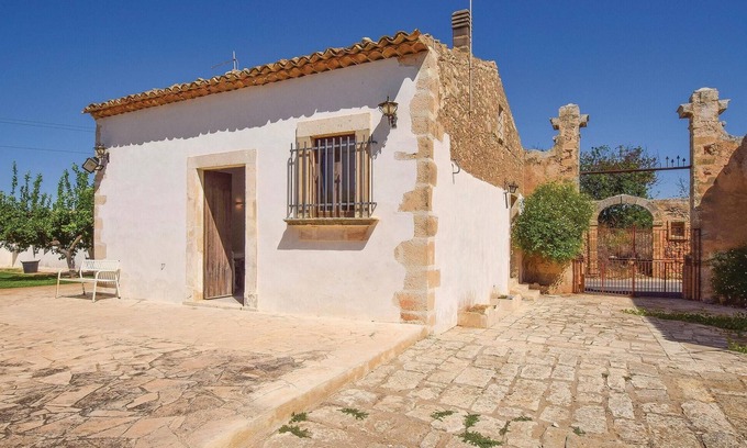 Santa Croce Camerina House | Spacious 3 Bedroom Retreat in Santa Croce Camerina