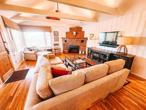 Broadmoor Villa | Charming Home by Broadmoor and Cheyenne Mtn Zoo