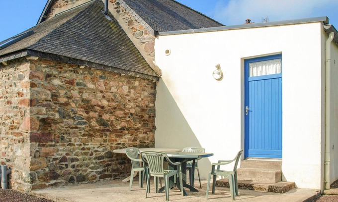 Quemper-Guezennec House | Cozy 1 Bedroom Retreat in Quemper Guézénnec with Spa