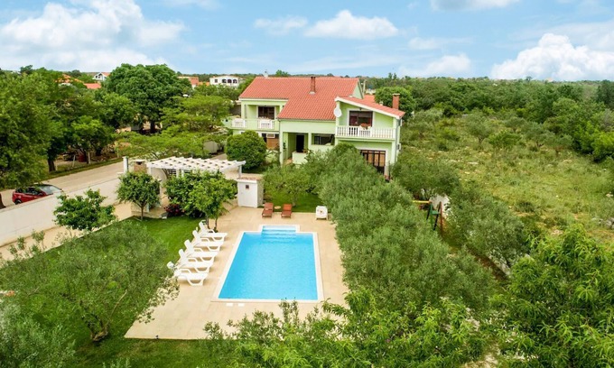 Sveti Filip i Jakov House | Discover Comfort in a Natural Retreat with Pool & Spa