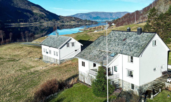 Selje House | Gorgeous home in åheim