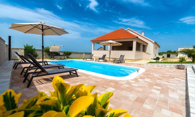 Benkovac House | Family-Friendly 2 Bedroom Stay in Benkovac with Pool
