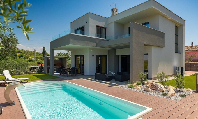 Buje House | Ideal 4 Bedroom Retreat in Buje with Pool and Spa