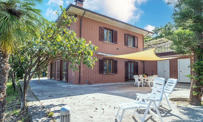 Castellabate House | Inviting Vacation Home: Relaxing Stay with Lake Views