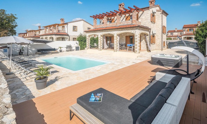 Cabrunici House | Spacious 4-Bedroom Retreat with Spa in Cabrunici