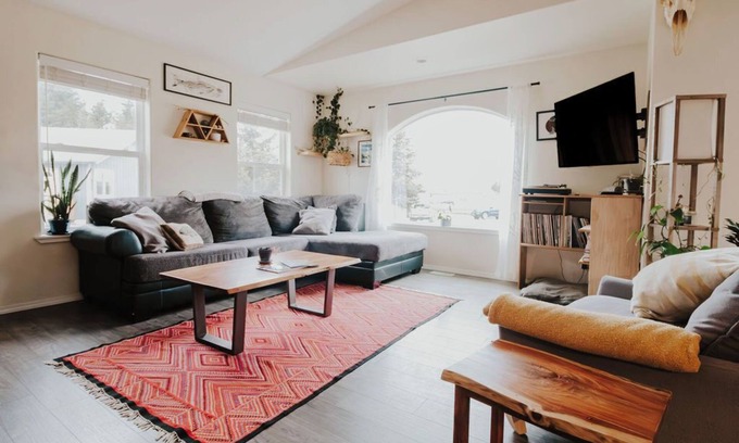 Homer House | Prime Location Home: Ideal for Families and Pets!