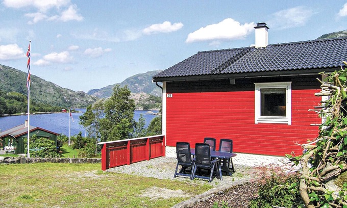 Gulen House | Cozy Cottage with Lake Views Near Austgulfjord
