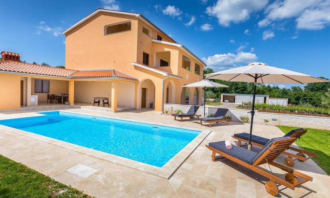 Divsici House | Inviting 3 Bedroom Stay in Divsici with Pool & Spa