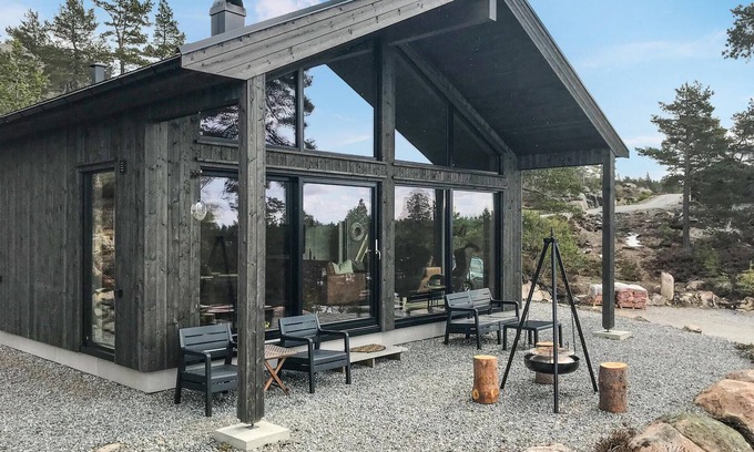 Øvre Ramse House | Relax in Nature: Delightful Vacation Home with Lake View