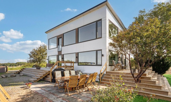 Helnæs By House | Spacious 6-Bedroom Accommodation with Oceanfront Views