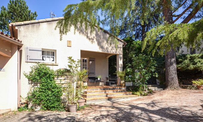 Entrechaux House | Pet-Friendly 1 Bedroom Retreat with Lake View in Entrechaux