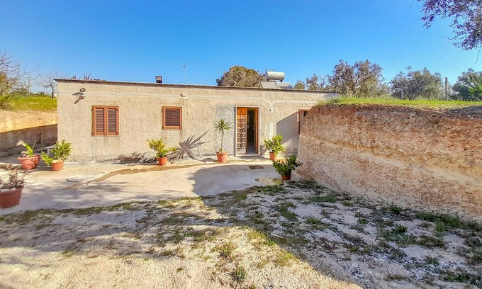 Erchie House | Cozy 2-Bedroom Getaway in Erchie with Spa & Pet-Friendly
