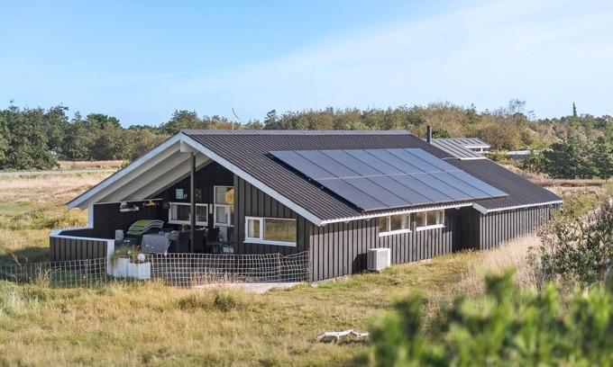 Rindby Strand House | Inviting Cottage with Ocean View Near Fanø Bath