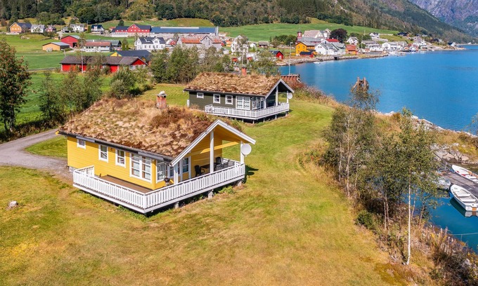 Fjaerland House | Family-Friendly 3 Bedroom Retreat in Scenic Fjærland