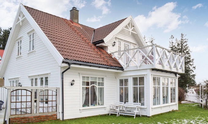 Fjell House | Cozy Cottage with Ocean Views and Serene Surroundings