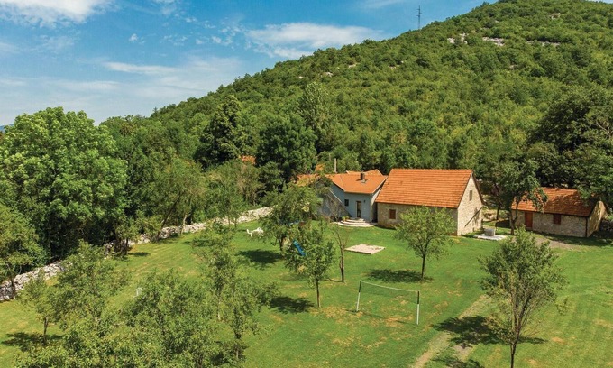 Municipality of Gracac House | Spacious 3 Bedroom Retreat in Gracac with Lake Views