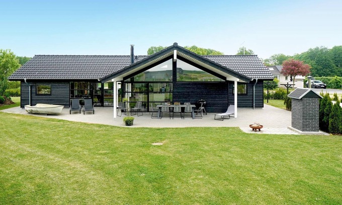 Flovt Strand House | Relaxing Wellness Retreat with Hot Tub & Accessible Design