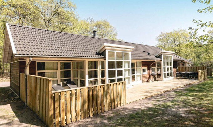 Hasle House | Spacious 4 Bedroom Accommodation with Oceanfront Views