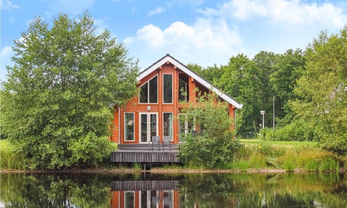 Heel House | Comfortable Home in Heel with Wifi and Pool Access