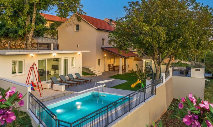 Imotski House | Spacious 3-Bedroom Retreat in Vinjani Donji with Pool