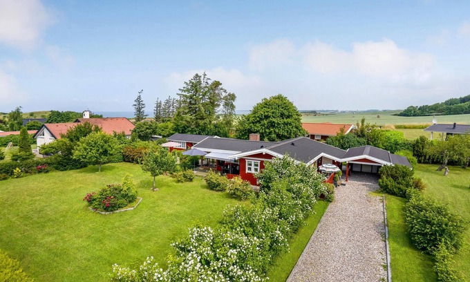 Nordenbro Vesteregn House | Seaside Cottage with Expansive Garden and Ocean Views
