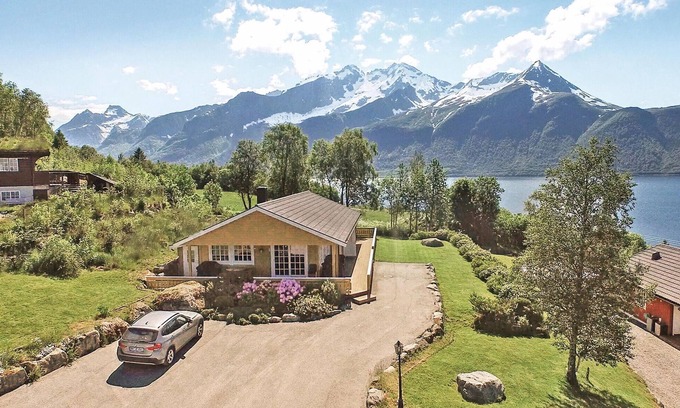 Hundeidvik House | Cozy Cottage by Storfjord with Spa and Lake Views