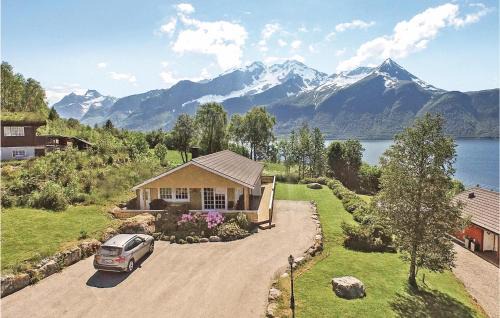 Hundeidvik House | Family-Friendly 4 Bedroom Home in Beautiful Hundeidvik