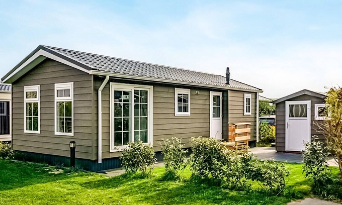 Julianadorp aan zee House | Cozy Family Getaway with Ocean Views and Pet-Friendly Stay