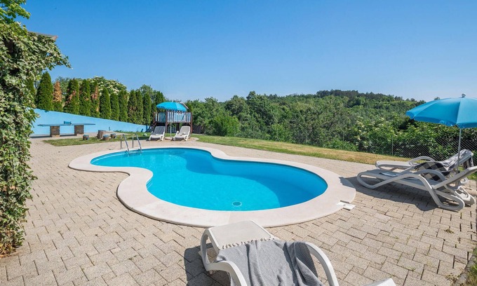Grabri House | Inviting 4 Bedroom Retreat in Krusvari with Pool & Spa