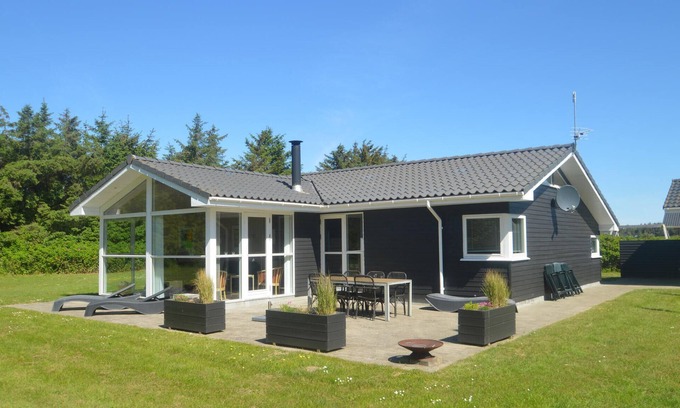 Nr. Lyngby Strand House | Cozy 3 Bedroom Retreat with Oceanfront Views in Løkken