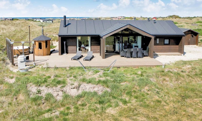 Grønhøj House | Spacious 3 Bedroom Retreat with Oceanfront Views in Løkken