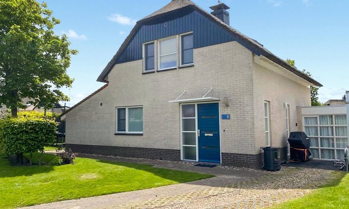 Makkum House | Spacious 3 Bedroom Retreat with Spa in Makkum