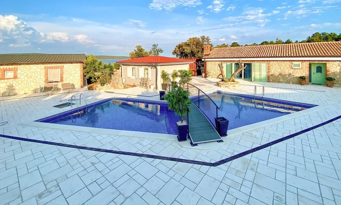 Nerezine House | Enjoy a Relaxing Vacation by the Sea with Oceanfront Views