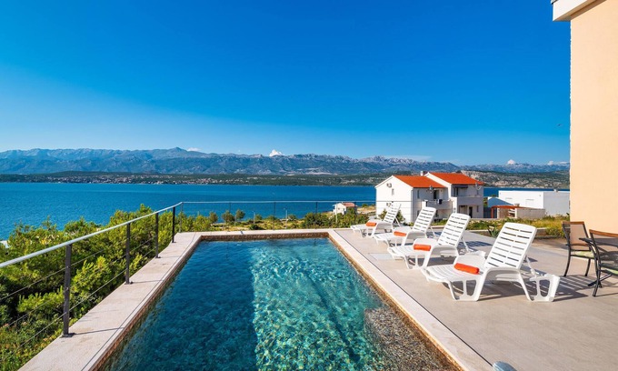 Novigrad House | Perfect 5-Bedroom Accommodation with Ocean View in Novigrad