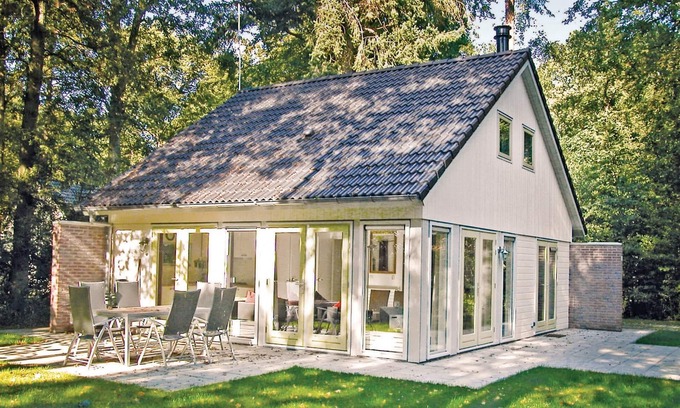 Oudemirdum House | Forest Retreat: Cozy Cottage for Six with Spa and Lake Views