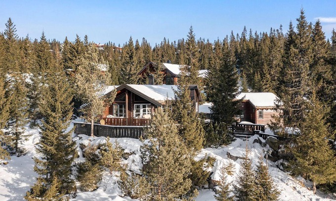 yer House | Tranquil Wooden Retreat by Lake with Spa and Breakfast