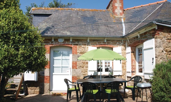 Pleubian House | Cozy 1 Bedroom Accommodation with Ocean View in Pleubian